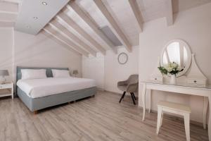 科孚镇Corfu Town Luxury Studios -A的一间卧室配有一张床、一张书桌和一面镜子