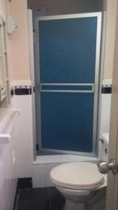 利马Sumaq Wasi Barranco II的一间带卫生间和蓝色门的浴室