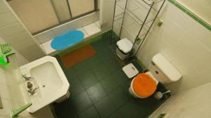利马Sumaq Wasi Barranco II的一间带水槽和卫生间的小浴室