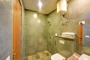 新德里Wood Rose Hotel Near Delhi Airport的带淋浴、卫生间和盥洗盆的浴室