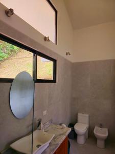 别霍港Caribbean Sea Towers Hotel的一间带水槽、卫生间和镜子的浴室