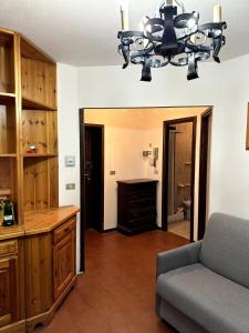 巴多尼奇亚Appartamento Bardonecchia的带沙发和吊灯的客厅