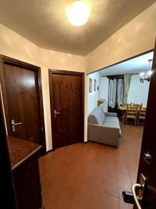 巴多尼奇亚Appartamento Bardonecchia的一间带床的客厅和一间餐厅