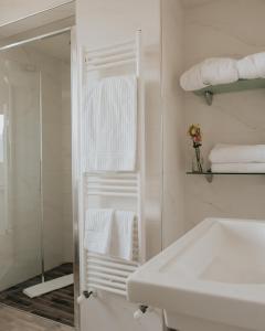 斯特雷萨弗洛拉酒店的白色的浴室设有水槽和镜子