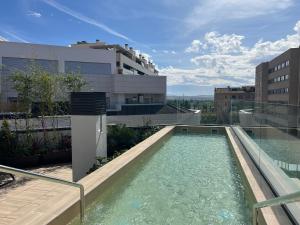 格拉纳达Apartamentos Luna Suites Granada的建筑物屋顶上的游泳池