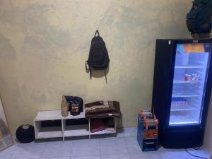 SeturanAqilun Coffe home的挂在冰箱旁墙上的黑色背包