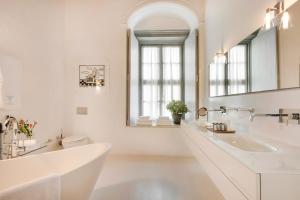伊兹拉Hydrea Exclusive Hospitality的白色的浴室设有水槽和镜子