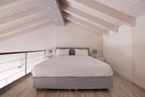 科孚镇Corfu Town Luxury Studios -A的白色卧室配有一张大床和白色橱柜