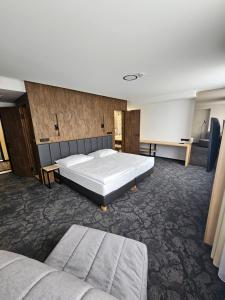 俄斯特拉发协和俱乐部酒店的卧室配有一张白色大床