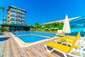 科纳克勒DE MARE FAMILY Hotel的一个带躺椅的游泳池和一间酒店