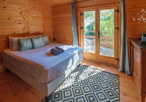 维琪奥港贝尔舍伊巴隆巴热亚酒店的一间卧室设有一张床和一个滑动玻璃门