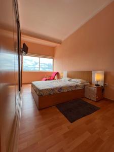 卢班戈J´S Place的一间卧室设有一张大床和一个窗户。