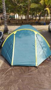 BulakbendaMadasari Outdoor Camping Tenda Paket Komplit的蓝色和黄色的帐篷,位于地面