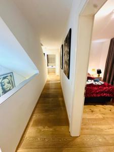 萨尔茨堡LUXURY STAY SALZBURG City的走廊通往带床的卧室