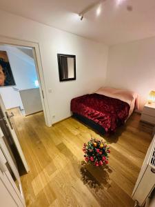 萨尔茨堡LUXURY STAY SALZBURG City的卧室配有一张床,地板上种有鲜花