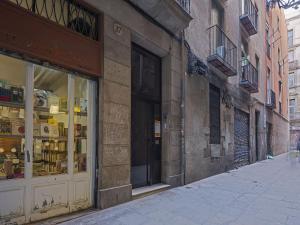 巴塞罗那Ola Living Gaudi的建筑上一条空的街道,有存储窗口