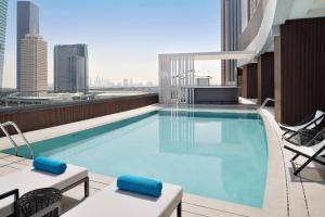 迪拜Courtyard by Marriott World Trade Centre, Dubai的建筑物屋顶上的游泳池