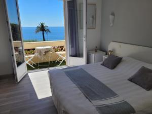 雷以桑布尔Villa Esmeralda的一间卧室配有一张床,享有海景