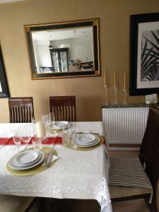 普雷斯科特House Rose 1的一张桌子,上面有盘子和玻璃杯,还有镜子