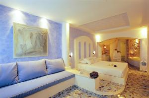 阿克罗蒂里阿斯塔特套房酒店的客厅配有沙发和1张床