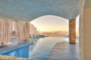 阿克罗蒂里阿斯塔特套房酒店的酒店享有沙漠景色的游泳池