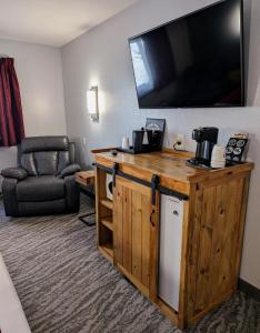戴德伍德First Gold Gaming Resort的酒店客房设有电视和沙发。