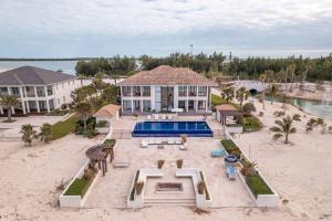 爱丽丝镇The Bahamas Beachfront Dream Villa的享有带游泳池的房屋的空中景致