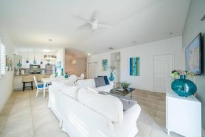 爱丽丝镇Bimini Blue Villa Villa的白色的客厅配有白色家具和厨房