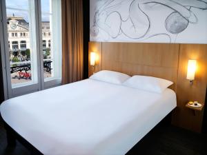 图卢兹 图卢兹马塔比奥站宜必思酒店的窗户客房内的一张大白色床