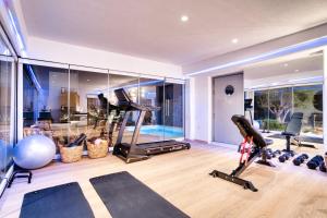 阿克罗蒂里La Ponta Villas & Suites的房屋内带健身器材的健身房