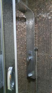 米特罗维察Mbretersha Teuta的浴室设有瓷砖墙和镜子