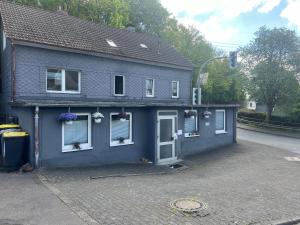 锡根Siegen Achenbach 3的蓝色房子,窗户上有鲜花