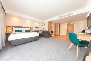 布莱克浦Holiday Inn Blackpool, an IHG Hotel的配有一张床和一张书桌的酒店客房