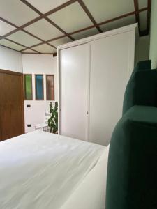 阿杰罗拉Nilu's Central House的卧室配有白色的床和推拉门。