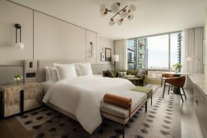 多伦多约克维尔多伦多四季酒店的一间带白色大床的卧室和一间客厅