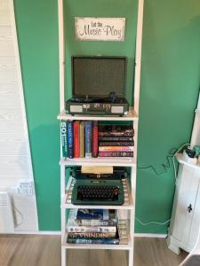 格仑达积图The Cat’s Cradle的书架,书架上装有电脑显示器和书