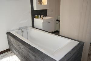 卡斯泰尔诺勒莱B&B Villa Castelnau Montpellier的浴室配有白色浴缸及水槽