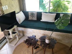 卡姆布库Casita Cumbuco的客厅配有沙发和桌子