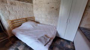 代姆雷Kekova Hassan's Pansiyon的一间带床和橱柜的小卧室