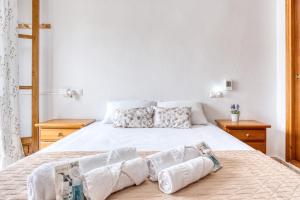 圣波拉Sunflower Patagonia的卧室配有带枕头的大型白色床