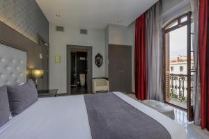 巴塞罗那巴塞罗那梅诺卡酒店的一间卧室设有一张大床和一个大窗户