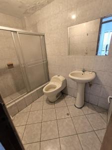 利马Sumaq Wasi Caminos Del Inca的浴室配有卫生间、淋浴和盥洗盆。