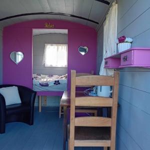 Saint IshmaelsCoast path camping的小房间设有桌子,房间设有床