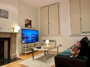 伦敦One-bed flat Central London Payment required STRAIGHT away The host will message you after you've made a reservation的一间带电视和壁炉的客厅