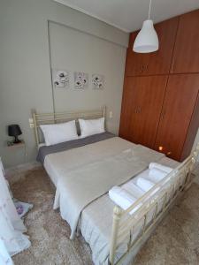 Palio LimaniM home place的卧室配有白色床和木柜