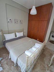 Palio LimaniM home place的卧室配有白色床和木柜