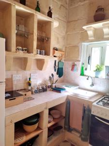 维多利亚Charming House in Victoria, Gozo的厨房配有水槽和台面