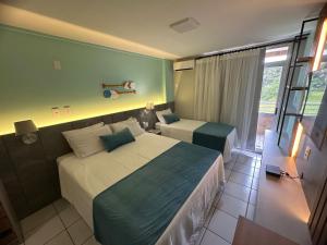 巴雷里尼亚斯Gran Lençois Resort的酒店客房设有两张床和窗户。