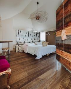 Arquata ScriviaVilla Paradiso Charme&Design的卧室配有白色的床和木地板