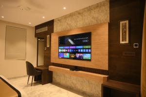 兰奇Hotel The Plateau的酒店客房的墙上配有平面电视